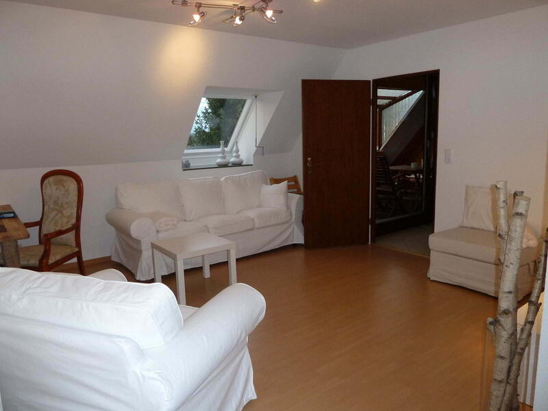 Heller Wohnbereich mit Sofa und Sessel